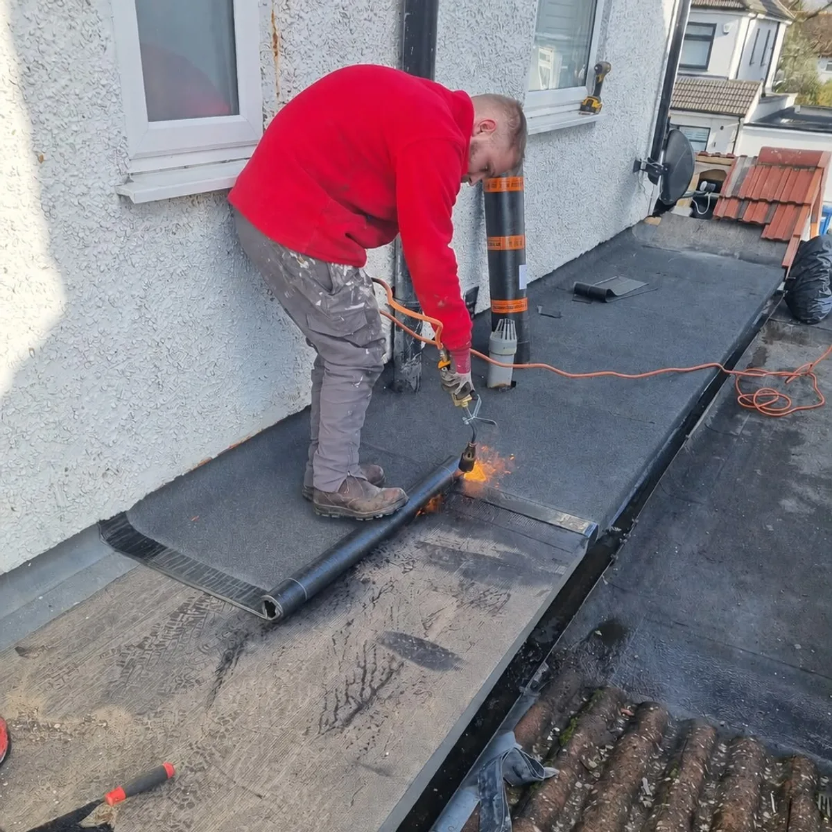 Laying a rubber flat roof